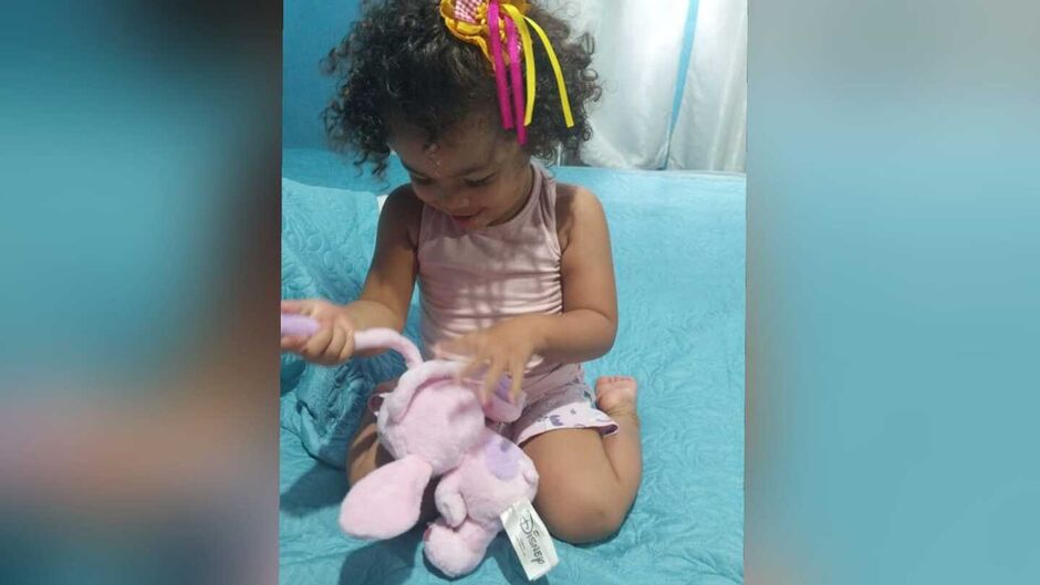 A menina é apegada ao ursinho e para onde vai o leva junto