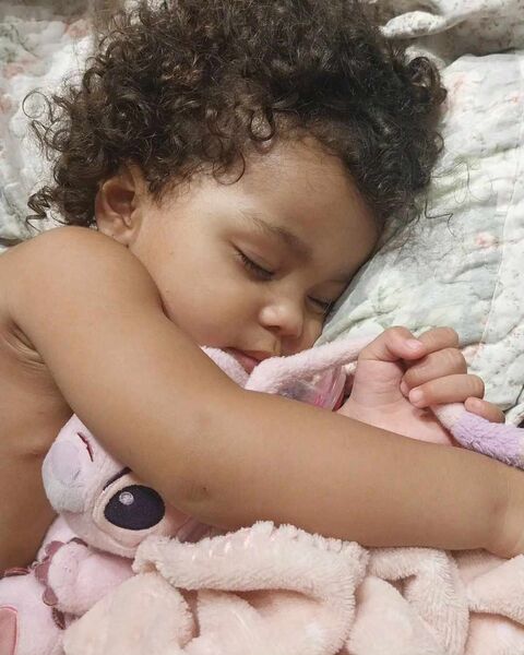 A menina é apegada ao ursinho e para onde vai o leva junto