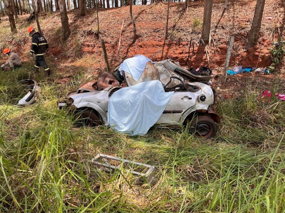 Veículo ficou destruído às margens da rodovia