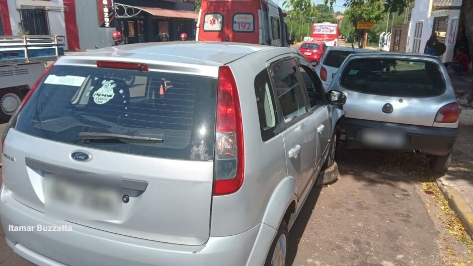Ap&oacute;s a colis&atilde;o, a mulher ficou no carro passando mal
