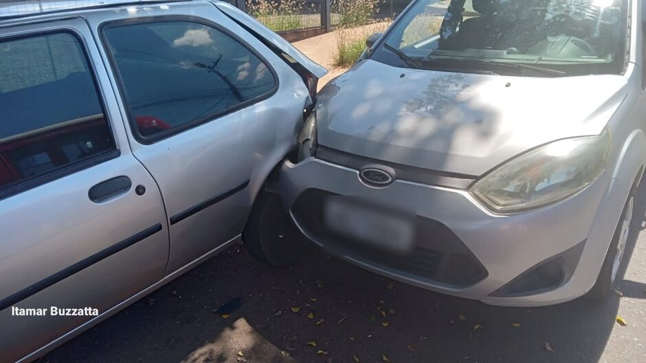 Ap&oacute;s a colis&atilde;o, a mulher ficou no carro passando mal