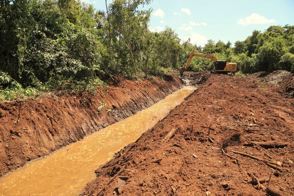 O assoreamento acabou com o leito natural do c&oacute;rrego