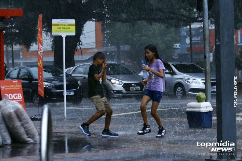 Chuva chegou na tarde desta segunda-feira em Campo Grande