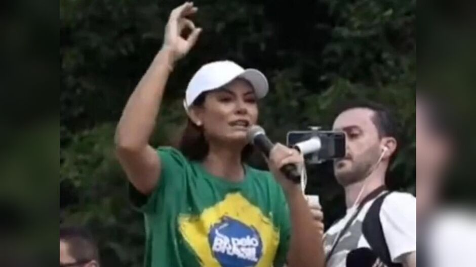 Michelle Bolsonaro discursando 