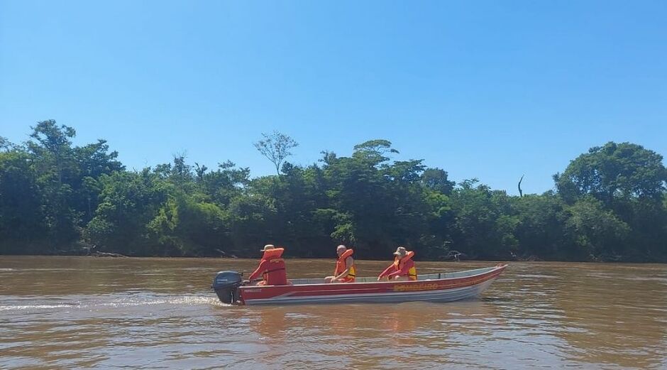 Bombeiros em buscas no rio Ivinhema