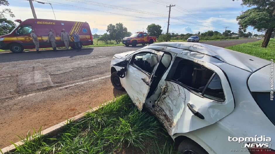 Batida deixou motorista ferido e carro destruído 