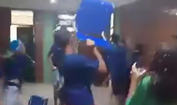 Vídeo mostra dois alunos trocando socos e gritaria incentivando o confronto.
