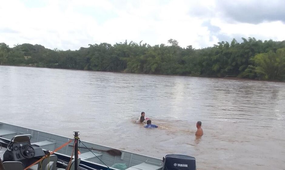 Populares e Corpo de Bombeiros tentam retirar o veículo do rio