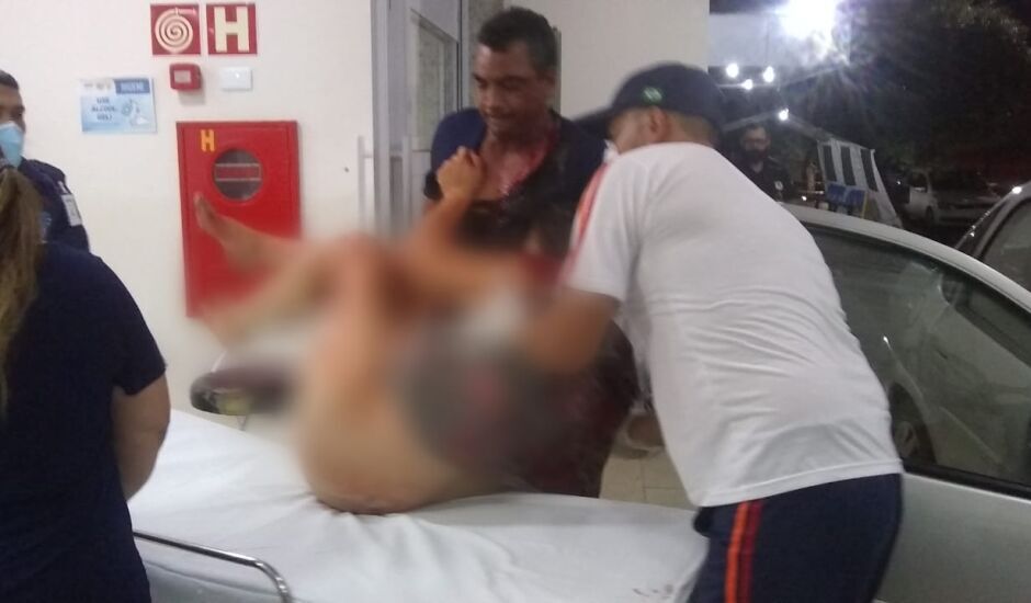Pastor (Camisa azul) levou a vítima até o hospital antes de confessar o crime de tentativa de feminicídio