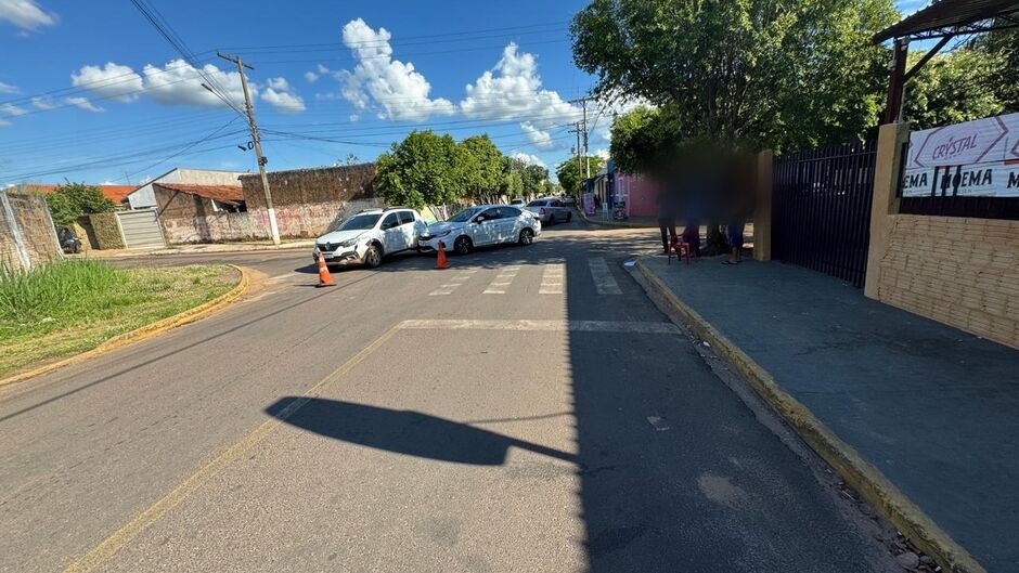 Ve&iacute;culos colidiram em um cruzamento bem ca&oacute;tico