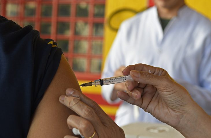 As crianças e adolescentes deverão ter a autorização dos pais para a aplicação das vacinas em ambiente escolar