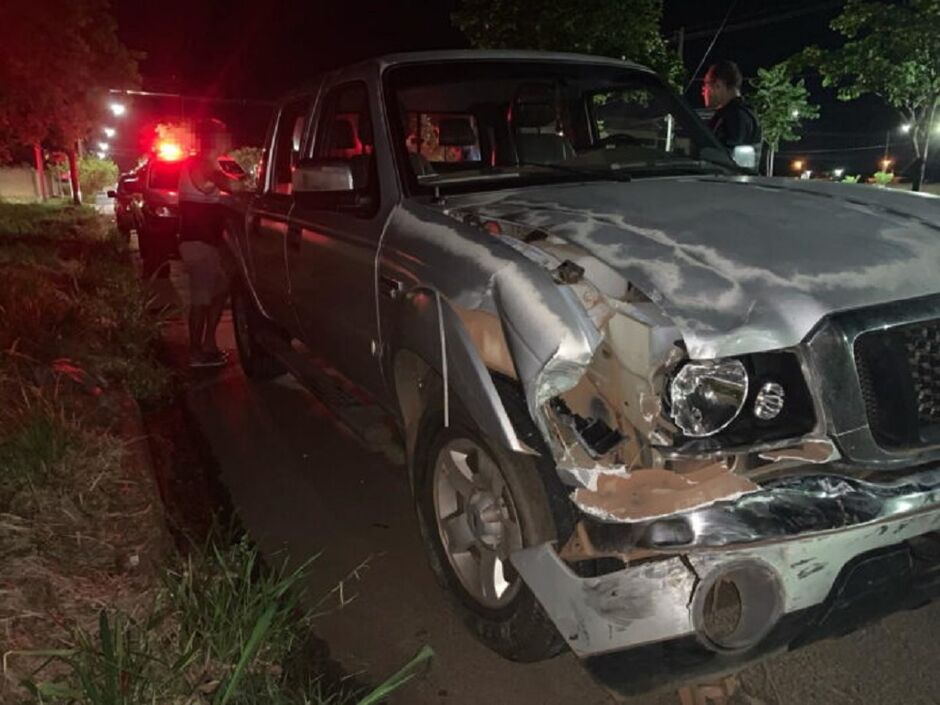 Caminhonete envolvida em colisão em cruzamento do Paranapungá