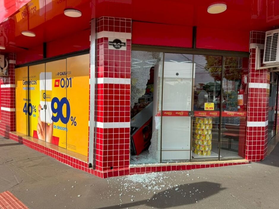 Ladrão quebrou a vidraça da loja