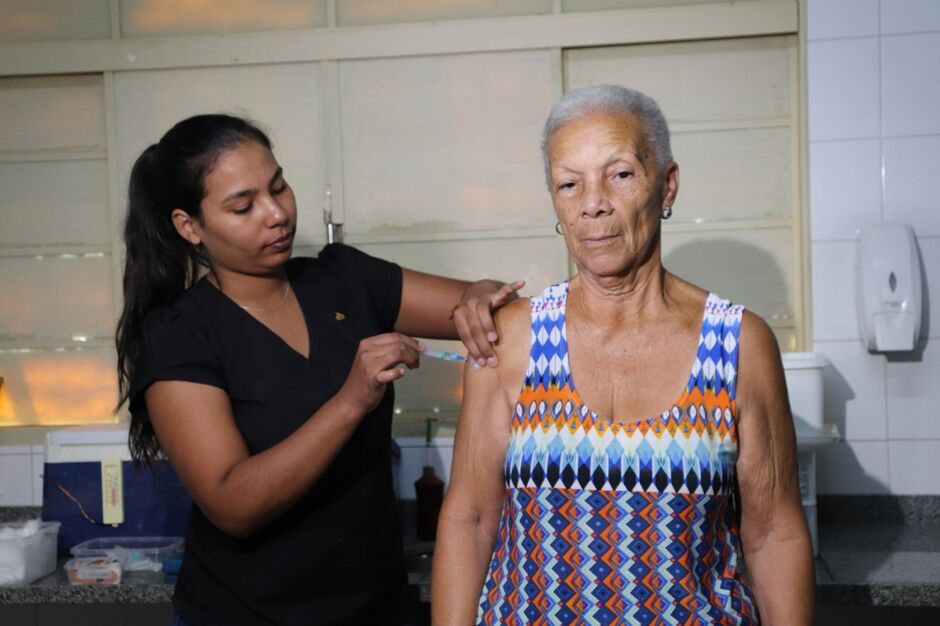 Idosos procuram vacina pela manh&atilde; na Capital 