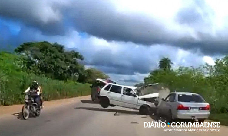 No impacto, os veículos pararam no meio da pista