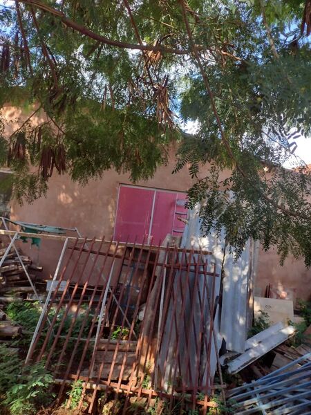 Casa está há anos abandonada no Nova Lima 