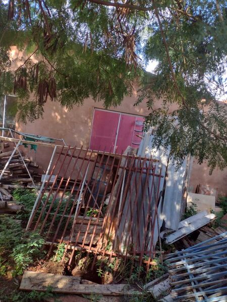 Casa está há anos abandonada no Nova Lima 