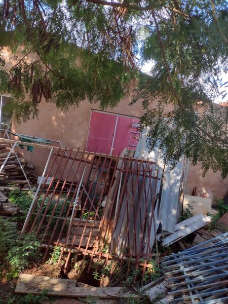 Casa está há anos abandonada no Nova Lima 