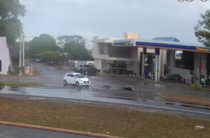 As imagens mostram o ve&iacute;culo subindo no sentido centro-bairro quando acaba colidindo na motocicleta