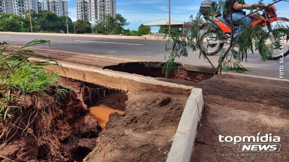 Buraco na avenida preocupa motoristas e motociclistas