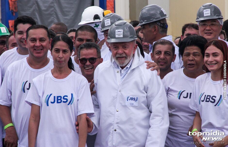 Lula é aplaudido por funcionários da JBS