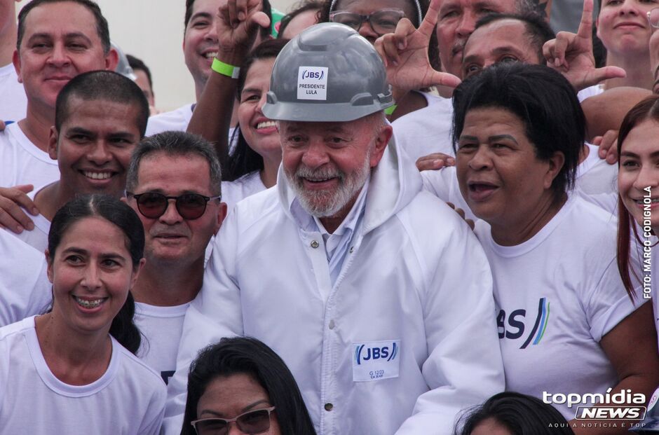 Lula é aplaudido por funcionários da JBS