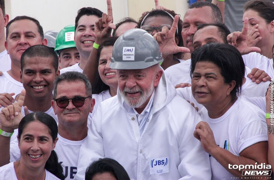 Lula é aplaudido por funcionários da JBS