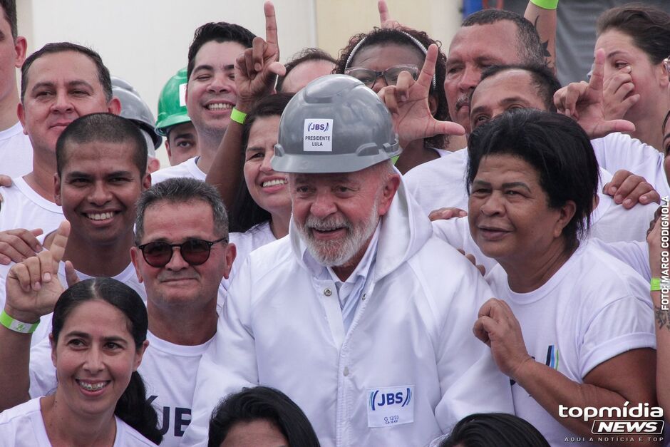 Lula é aplaudido por funcionários da JBS