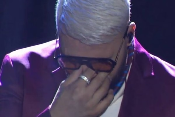 Belo chorou durante apresentação após fim do casamento