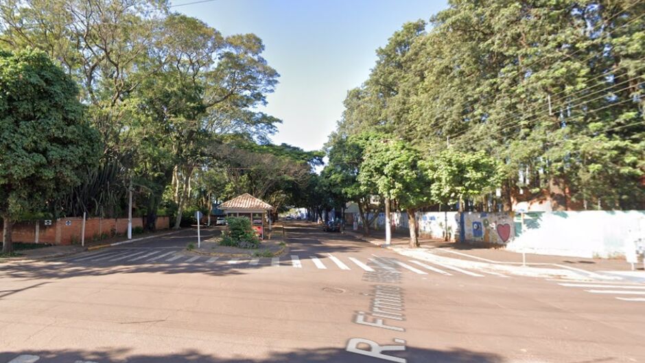 Homem estava atrás de uma árvore na Rua Olinda Pires de Almeida, esquina com a Rua Firmino Vieira de Matos