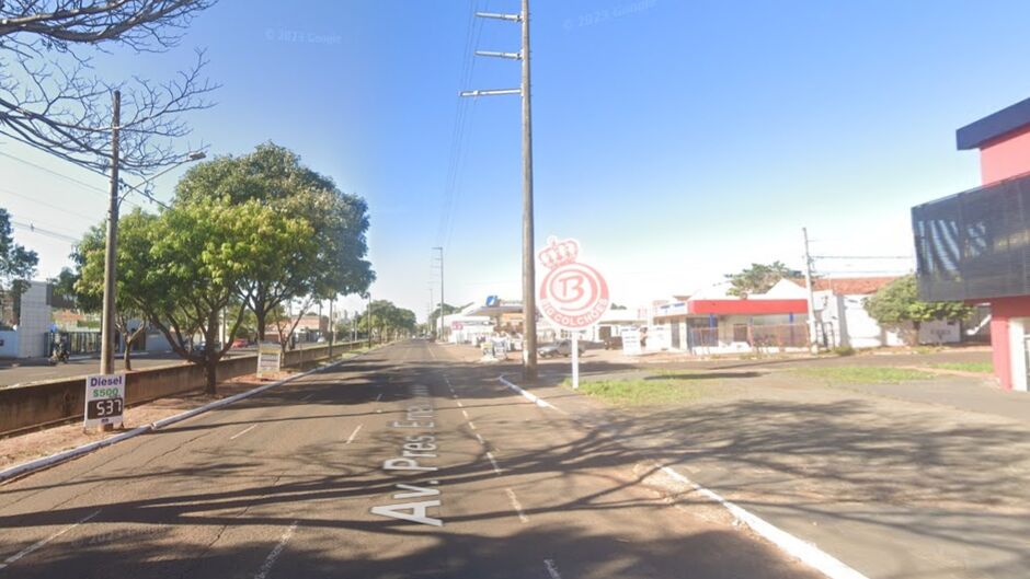 Ele estava calibrando os pneus do veículo em um posto de gasolina situado na Avenida Ernesto Geisel