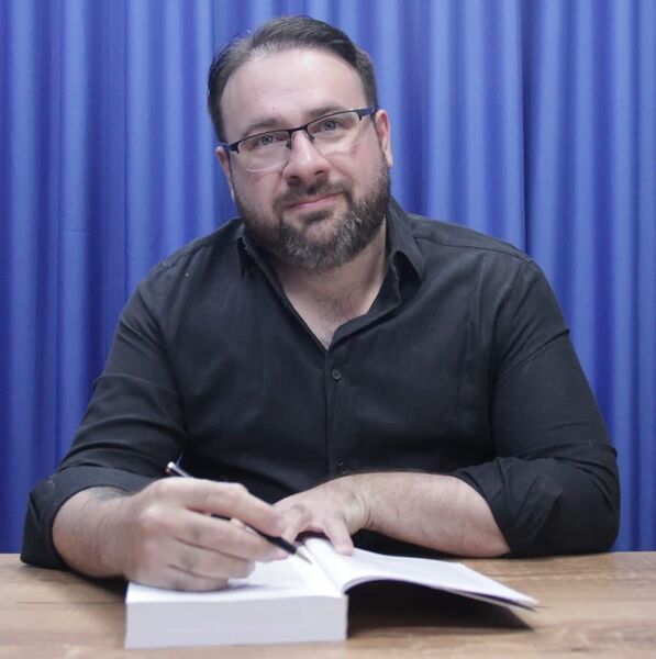 O jornalista Vinícius Squinelo estreia na literatura neste sábado