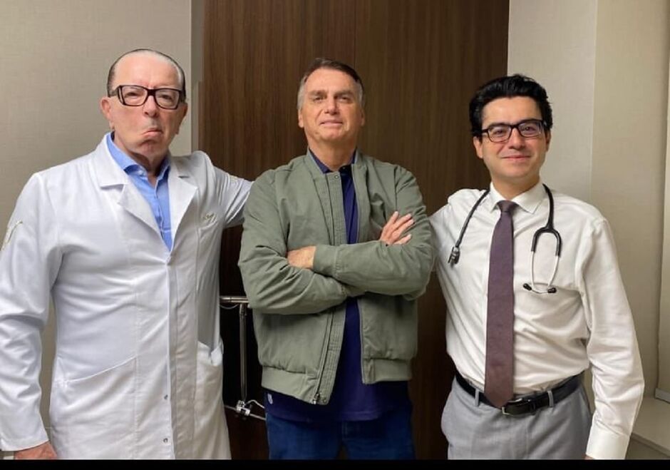 Bolsonaro posa com médicos após alta 