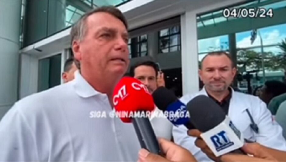 Bolsonaro diz que est&aacute; melhor ap&oacute;s alta 