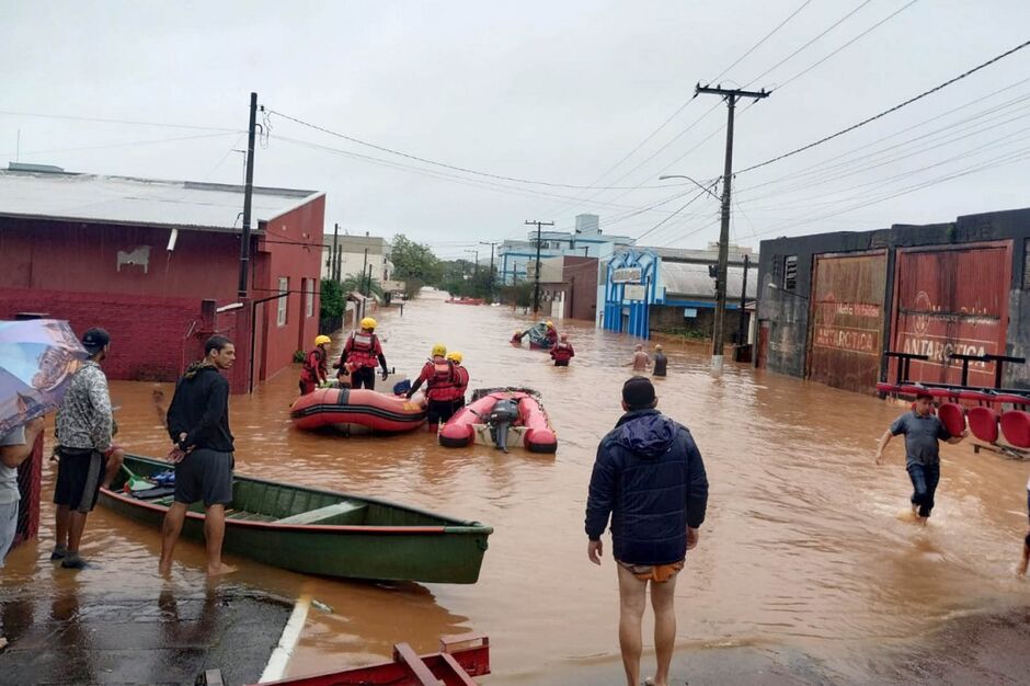 Chuva deixa desabrigados no RS 