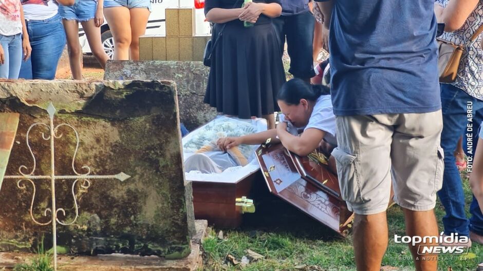 Pedido de m&atilde;e foi momento de maior dor em enterro 
