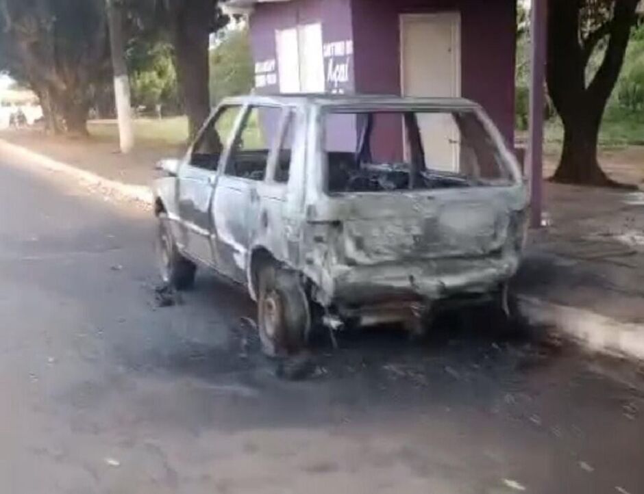 Veículo foi completamente destruído pelas chamas
