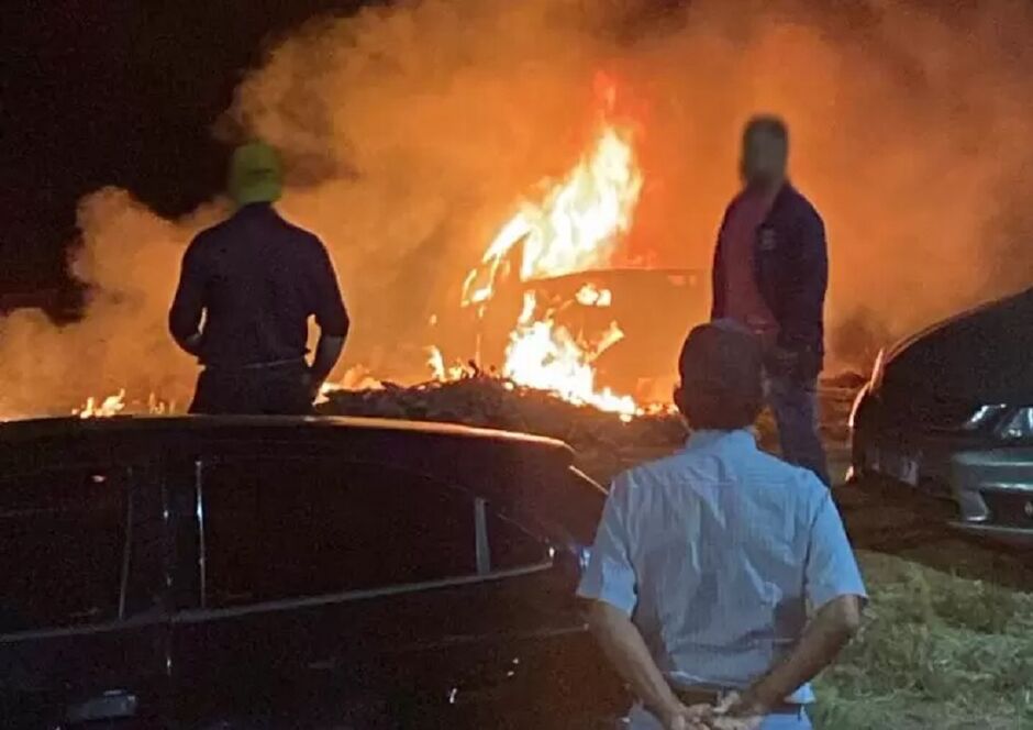 Carro foi consumido pelo fogo