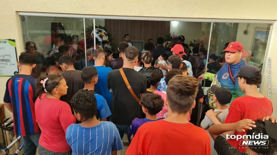 Vel&oacute;rio estava repleto de amigos de Silas 
