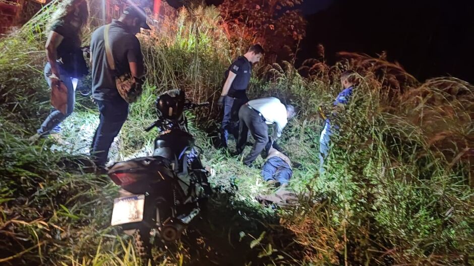 A Polícia Militar Rodoviária esteve no local e isolou a área até a chegada da Polícia Civil e perícia