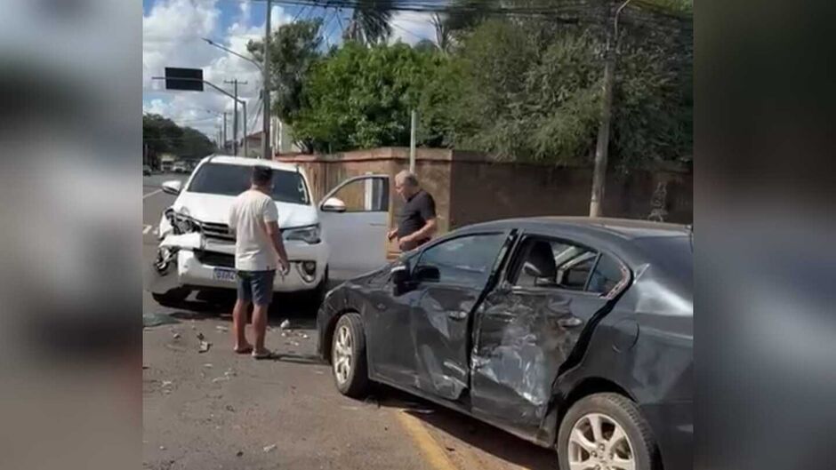 Carros ficaram danificados