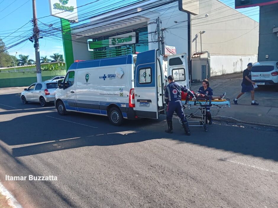 Idosa cai de carro der aplicativo e machuca o rosto. Atendimento chega uma hora depois