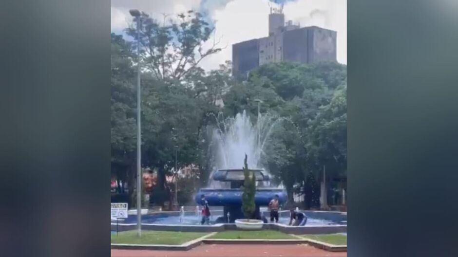 Adolescentes ignoram Guarda e entram fonte na Praça Ary Coelho (vídeo)