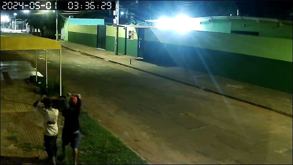Câmera registra fuga de criminosos após furto de bateria de caminhão no Coophavila 