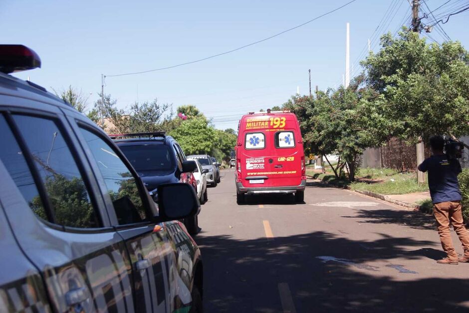 A fachada da casa possui símbolos de facção criminosa de atuação nacional