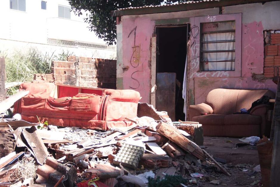 A fachada da casa possui símbolos de facção criminosa de atuação nacional