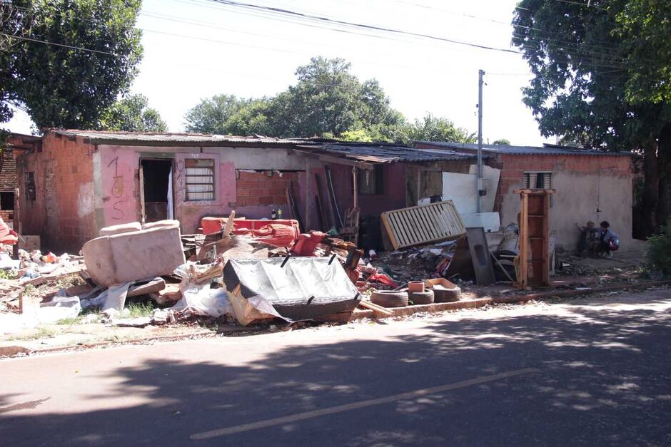 A fachada da casa possui símbolos de facção criminosa de atuação nacional