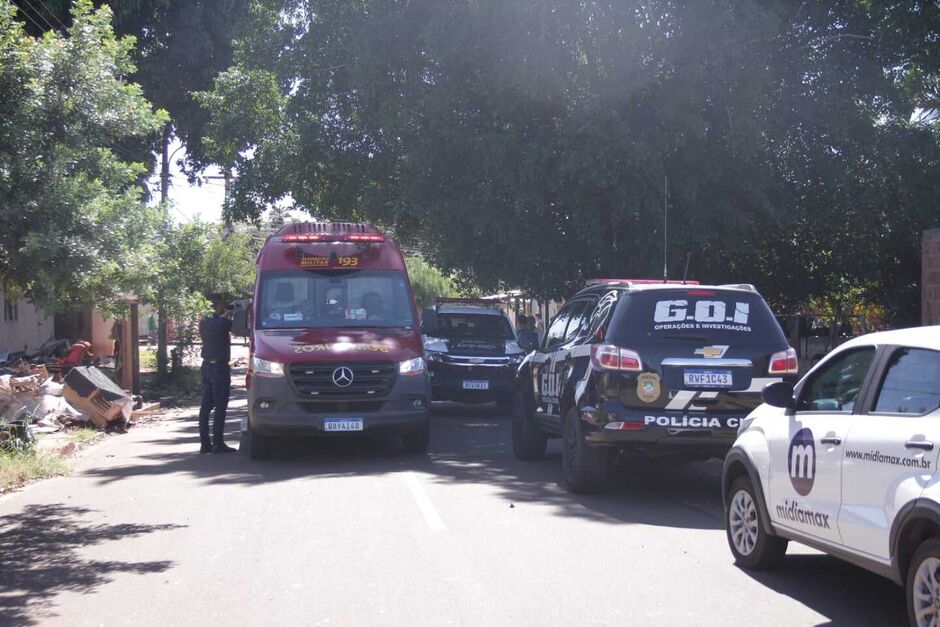 A fachada da casa possui símbolos de facção criminosa de atuação nacional