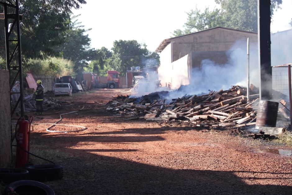 Fábrica de pneus pega fogo e fumaça chama atenção em diversos bairros em Campo Grande