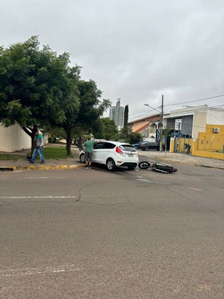 Acidente entre carro e moto deixa motociclista ferido na Antônio Maria Coelho 